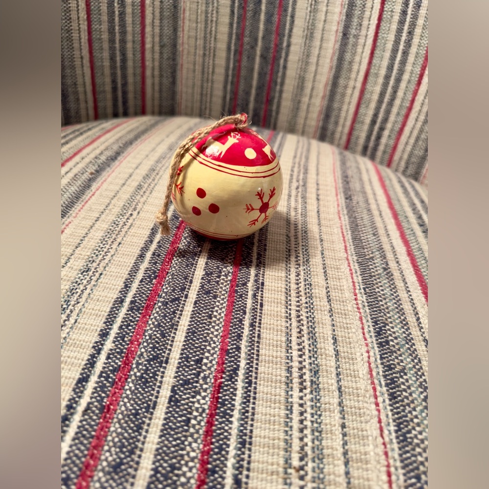 VINTAGE Wooden 3” Hand Painted Farmhouse Christmas Tree Ornament Rustic Ball - Picture 5 of 5